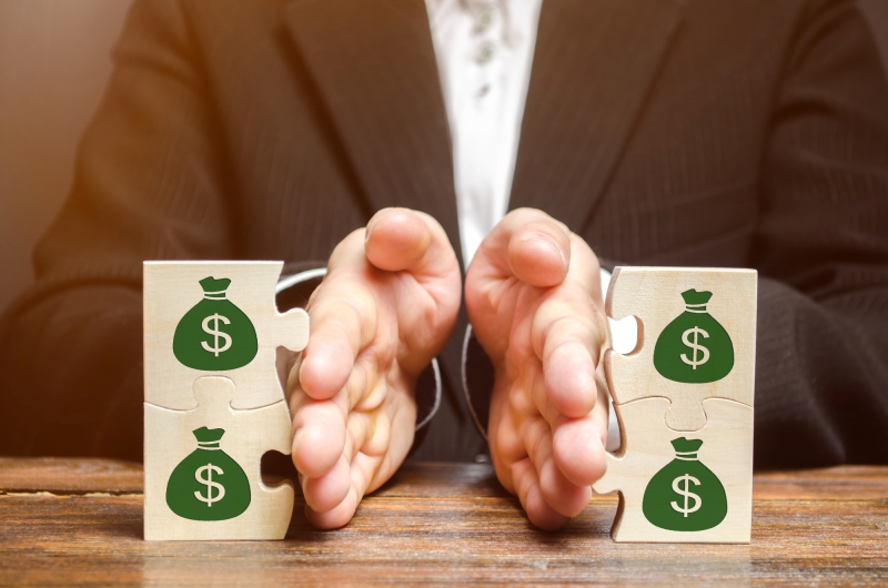 Investimento é uma das palavras mais intimidantes da vida financeira. Muita gente acha que é coisa de rico, que exige muito dinheiro ou que é arriscado demais. A verdade é: você pode começar com R$ 30, e existem investimentos seguros que rendem mais que poupança.